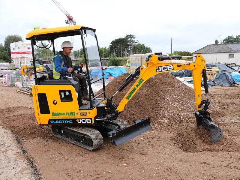 Jak zredukować ilość spalin na placu budowy? Nowa seria maszyn E-Tech od JCB